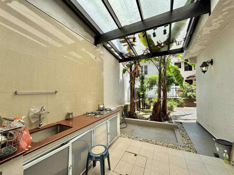 Economy Grew! Yet this house is cheap. Grab this house now, Holland Grove Road, 3 Bedrooms, 2,740 sqft, Terraced House For Sale, by Linda Chow, 25597833 - PropertyGuru.com.sg