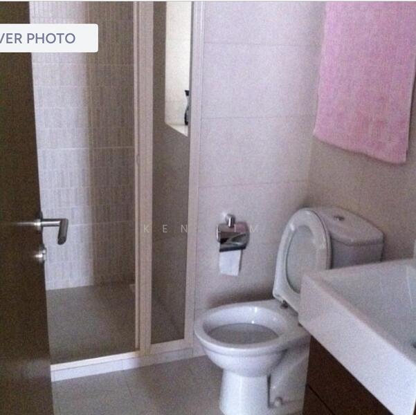 The Lakeshore, 29 Jurong West Street 41, 2 Bedrooms, 947 sqft, Condominium For Rent, by Ken Lim, 25598712 - Bathroom - PropertyGuru.com.sg