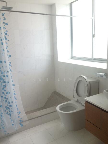 The Lakeshore, 29 Jurong West Street 41, 2 Bedrooms, 947 sqft, Condominium For Rent, by Ken Lim, 25598712 - Bathroom - PropertyGuru.com.sg