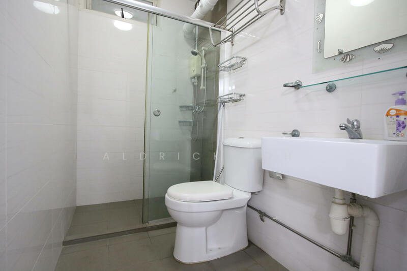 7 Lorong 7 Toa Payoh, 7 Lorong 7 Toa Payoh, 3 Bedrooms, 1,291 sqft, HDB Flat For Rent, by Aldrick Loh, 25599644 - Common Bathroom - PropertyGuru.com.sg