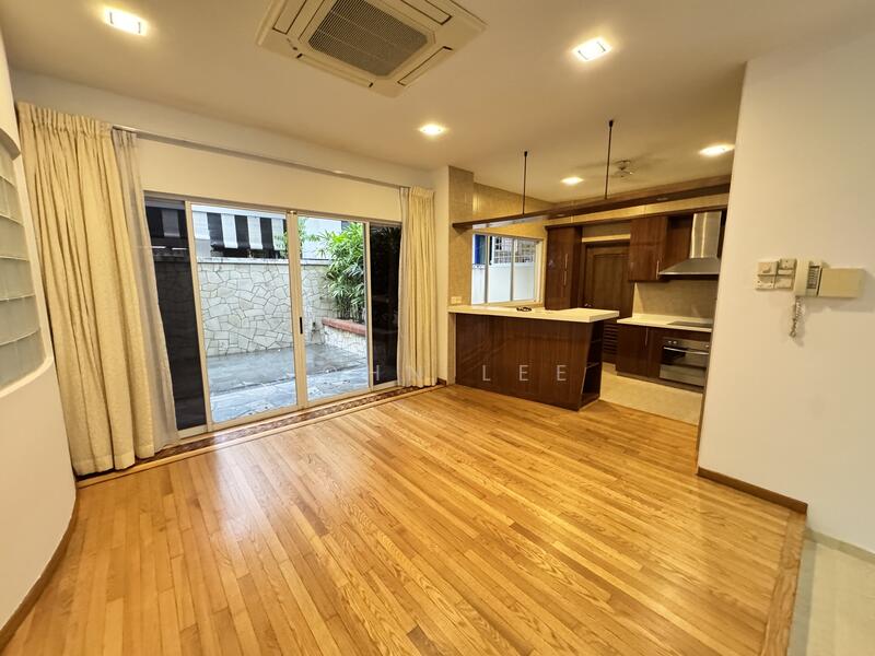 Quiet 3 storey Semi-D on siglap, Siglap Road, East Coast / Marine Parade, 5 Bedrooms, 3,528 sqft, Semi-Detached House For Rent, by John Lee, 25599834 - PropertyGuru.com.sg