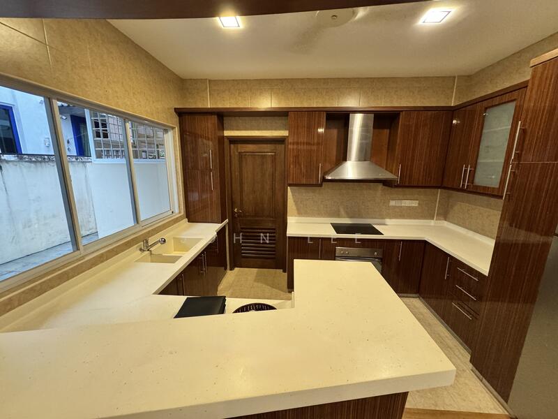 Quiet 3 storey Semi-D on siglap, Siglap Road, East Coast / Marine Parade, 5 Bedrooms, 3,528 sqft, Semi-Detached House For Rent, by John Lee, 25599834 - Kitchen - PropertyGuru.com.sg