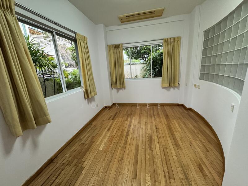 Quiet 3 storey Semi-D on siglap, Siglap Road, East Coast / Marine Parade, 5 Bedrooms, 3,528 sqft, Semi-Detached House For Rent, by John Lee, 25599834 - Bedroom - PropertyGuru.com.sg