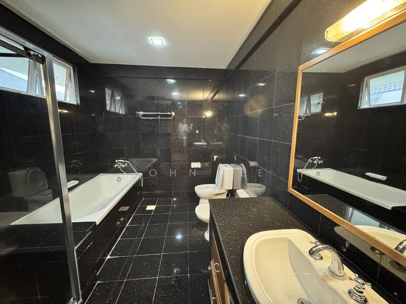 Quiet 3 storey Semi-D on siglap, Siglap Road, East Coast / Marine Parade, 5 Bedrooms, 3,528 sqft, Semi-Detached House For Rent, by John Lee, 25599834 - Bathroom - PropertyGuru.com.sg