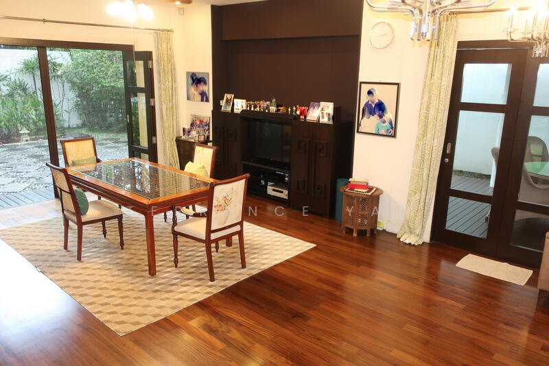 2 PATIOS OFF CASUAL DINING ROOM