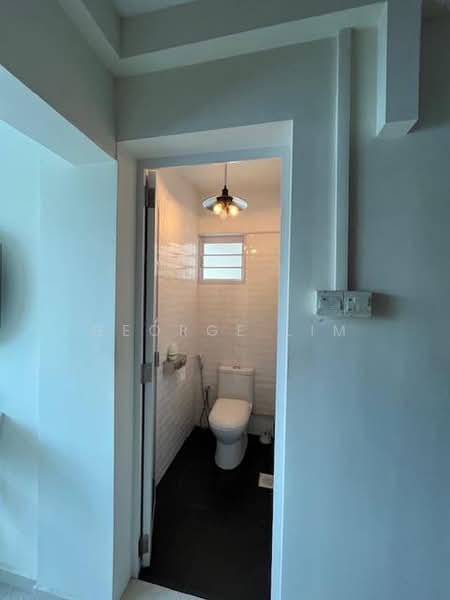 2 Lorong Lew Lian, 2 Lorong Lew Lian, 2 Bedrooms, 785 sqft, HDB Flat For Rent, by George Lim, 25602906 - Bathroom - PropertyGuru.com.sg