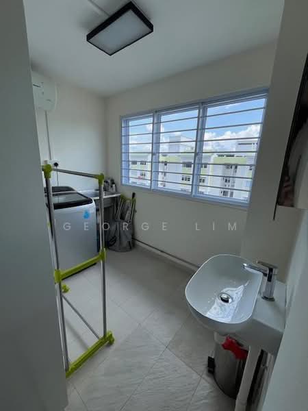 2 Lorong Lew Lian, 2 Lorong Lew Lian, 2 Bedrooms, 785 sqft, HDB Flat For Rent, by George Lim, 25602906 - Bathroom - PropertyGuru.com.sg