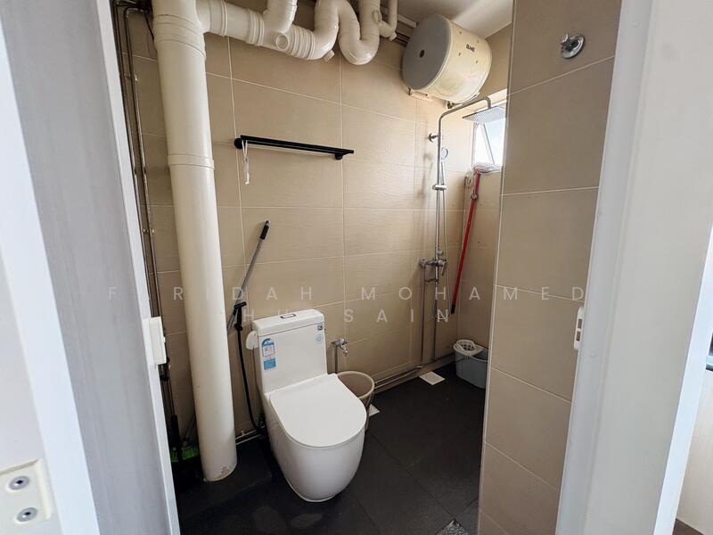 451 Pasir Ris Drive 6 HDB Flat For Sale at S$ 670,000 | PropertyGuru Singapore - Bathroom 2
