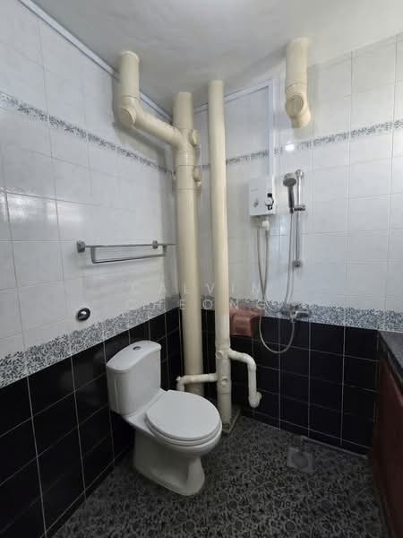 56 Geylang Bahru, 56 Geylang Bahru, 3 Bedrooms, 1,259 sqft, HDB Flat For Sale, by Calvin Cheong, 25607368 - Master Bathroom - PropertyGuru.com.sg