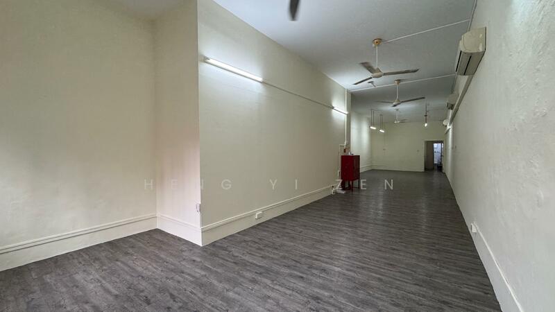 Jalan Besar Shophouse Office with 2 Toilets, Move in ready, Jalan Besar Road, Beach Road / Bugis / Rochor, 915 sqft, Office For Rent, by Heng Yi Zen, 25609853 - Living Room - CommercialGuru.com.sg