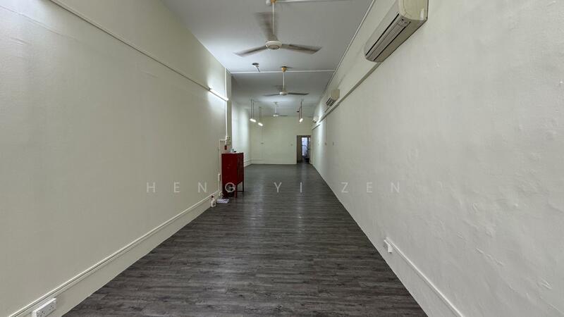 Jalan Besar Shophouse Office with 2 Toilets, Move in ready, Jalan Besar Road, Beach Road / Bugis / Rochor, 915 sqft, Office For Rent, by Heng Yi Zen, 25609853 - Corridor - CommercialGuru.com.sg