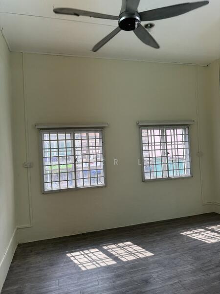 Jalan Besar, Jalan Besar, 915 sqft, Shop / Shophouse For Rent, by Walter Lau, 25610110 - Windows in the unit - CommercialGuru.com.sg