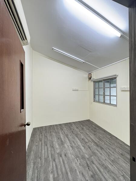 Jalan Besar, Jalan Besar, 915 sqft, Shop / Shophouse For Rent, by Walter Lau, 25610110 - Small room w air-con at back - CommercialGuru.com.sg