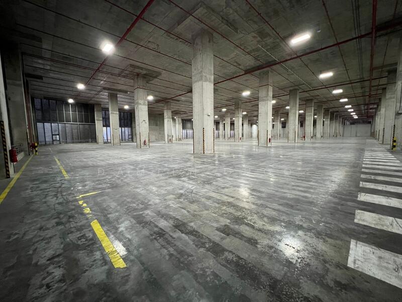 Ramp up warehouse with good ventilation