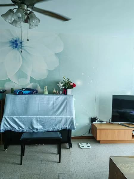Queens, 10 Stirling Road, Room Rental, 150 sqft, Condominium For Rent, by Helen HU, 25615245 - Living Room - PropertyGuru.com.sg