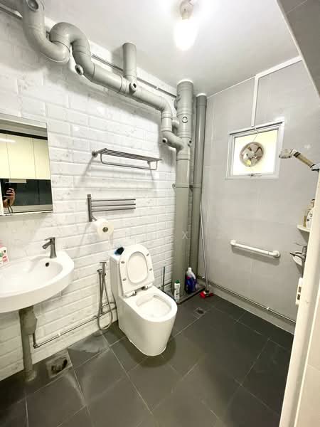 648C Jurong West Street 61, 648C Jurong West Street 61, 3 Bedrooms, 1,184 sqft, HDB Flat For Rent, by Lynn Xia, 25616180 - Bathroom - PropertyGuru.com.sg