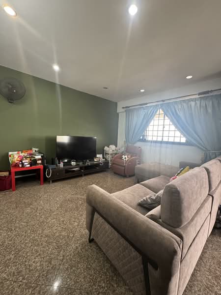 241 Hougang Street 22 HDB Flat For Sale at S$ 550,000 | PropertyGuru Singapore - Living Room
