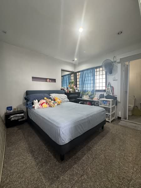 241 Hougang Street 22 HDB Flat For Sale at S$ 550,000 | PropertyGuru Singapore - Bedroom