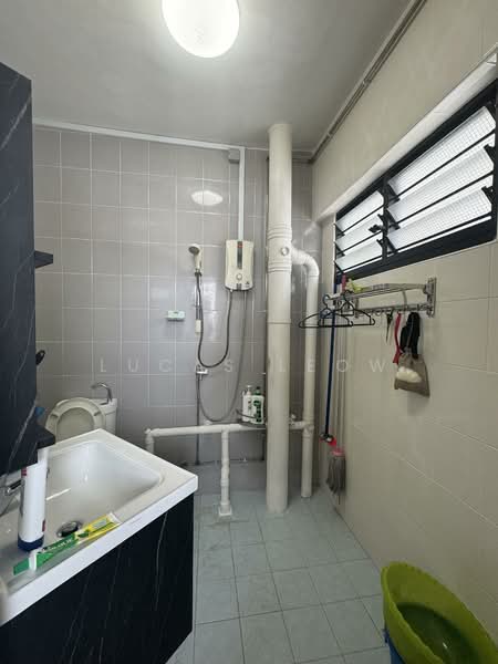 241 Hougang Street 22 HDB Flat For Sale at S$ 550,000 | PropertyGuru Singapore - Bathroom