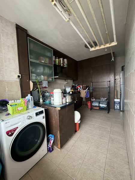 241 Hougang Street 22 HDB Flat For Sale at S$ 550,000 | PropertyGuru Singapore - Kitchen