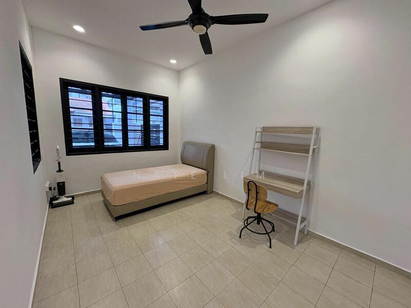 Renovated Black & White Serangoon Garden Terrace, Serangoon Garden/ Worthing Road / Kensington Park, 3 Bedrooms, 1,900 sqft, Terraced House For Rent, by Nate Lim, 25616577 - PropertyGuru.com.sg