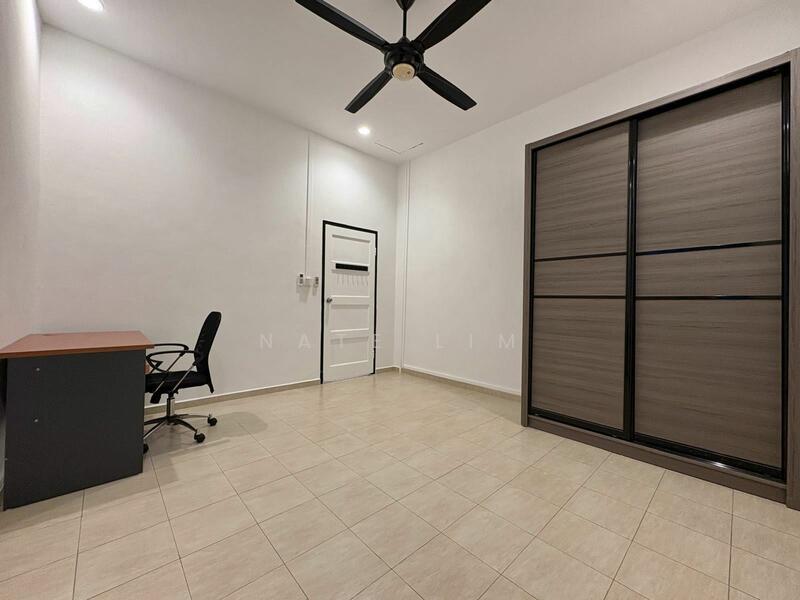 Renovated Black & White Serangoon Garden Terrace, Serangoon Garden/ Worthing Road / Kensington Park, 3 Bedrooms, 1,900 sqft, Terraced House For Rent, by Nate Lim, 25616577 - PropertyGuru.com.sg