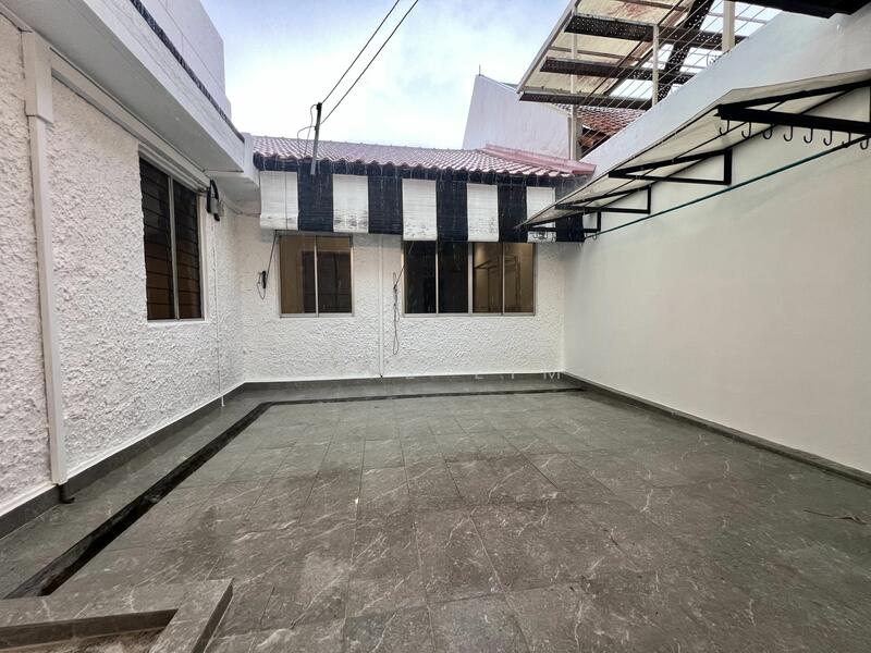 Renovated Black & White Serangoon Garden Terrace, Serangoon Garden/ Worthing Road / Kensington Park, 3 Bedrooms, 1,900 sqft, Terraced House For Rent, by Nate Lim, 25616577 - PropertyGuru.com.sg