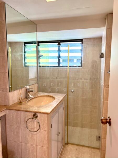 Common Bathroom 1