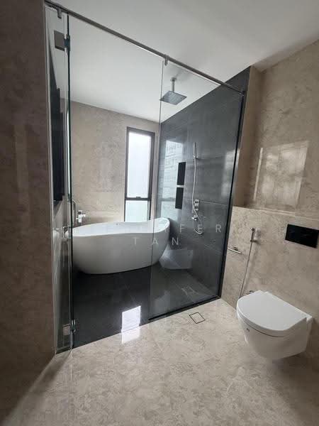 Charming Freehold Terrace in Exclusive Hillview Crescent, walk to MRT and Nature to your doorstep, Hillview Crescent, 6 Bedrooms, 7,240 sqft, Terraced House For Sale, by Jennifer Tan, 25617420 - Bathroom - PropertyGuru.com.sg