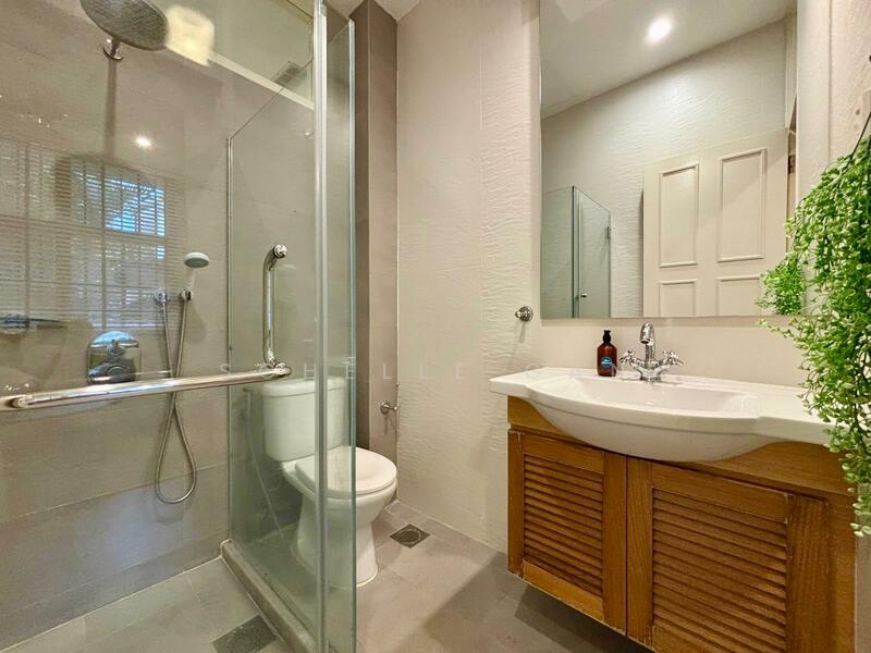 Lornie Gardens, 8 Lornie Walk, 5 Bedrooms, 3,239 sqft, Semi-Detached House For Rent, by Schelle Gan, 25620351 - Bathroom - PropertyGuru.com.sg