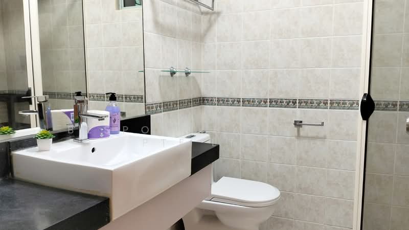 Guilin View, 20 Bukit Batok Street 52, Room Rental, 100 sqft, Condominium For Rent, by Bespoke Habitat Pte Ltd, 25620413 - 09-01 Common Bathroom - PropertyGuru.com.sg