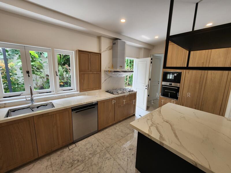 For Rent - ⭐Renovated Detached @ King Albert Park for Rent ⭐