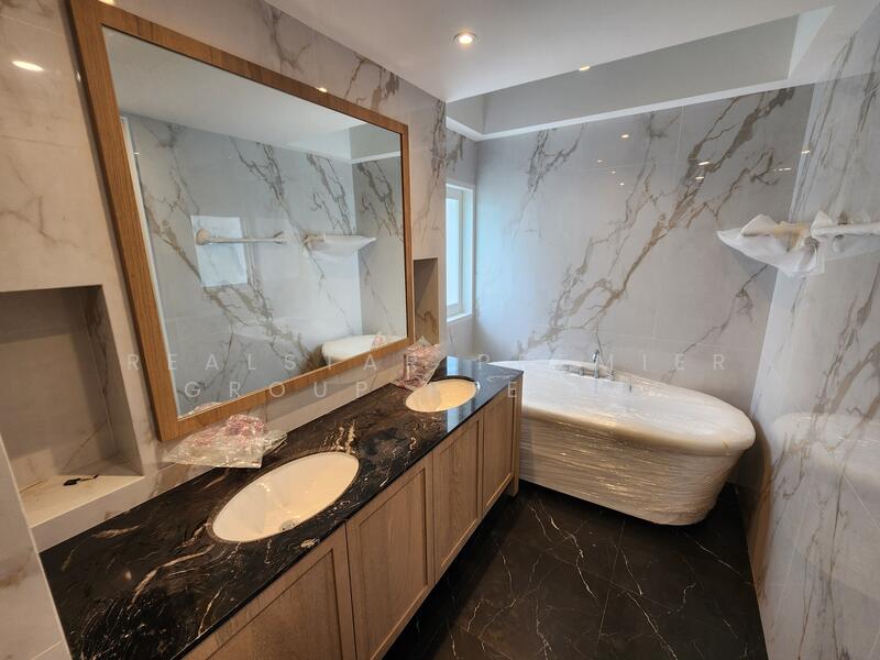For Rent - ⭐Renovated Detached @ King Albert Park for Rent ⭐