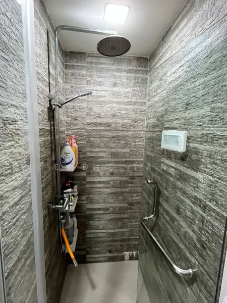 The Esparis, 7 Pasir Ris Drive 4, 3 Bedrooms, 1,292 sqft, Condominium For Sale, by Eddie Tan, 25621709 - Common Bathroom - PropertyGuru.com.sg