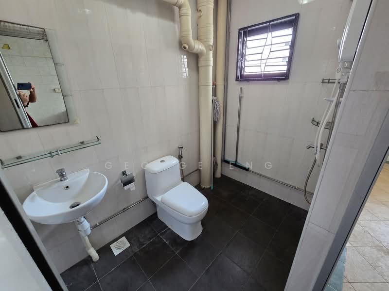 121C Sengkang East Way HDB Flat For Sale at S$ 630,000 | PropertyGuru Singapore - Bathroom