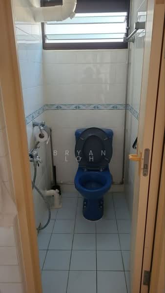 5 Ghim Moh Road, 5 Ghim Moh Road, 2 Bedrooms, 699 sqft, HDB Flat For Rent, by Bryan Loh, 25623547 - Bathroom - PropertyGuru.com.sg