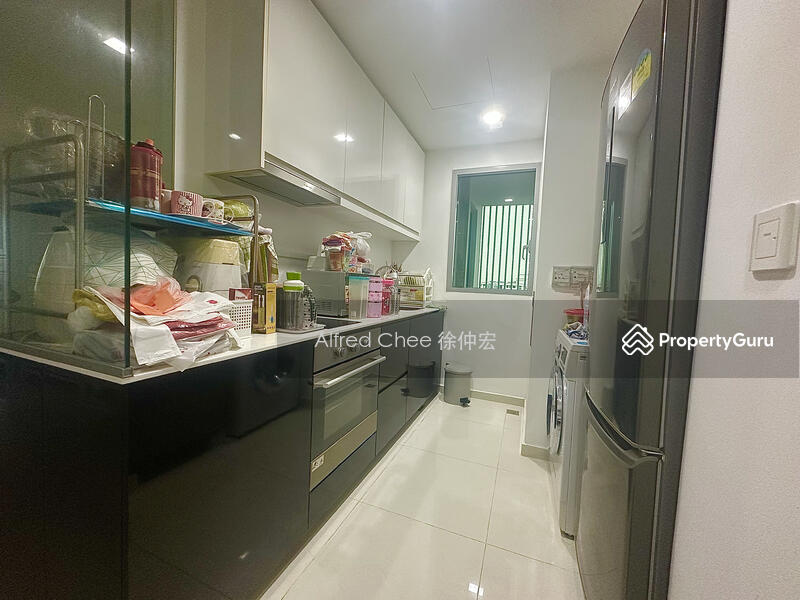 Huge enclosable kitchen with Window