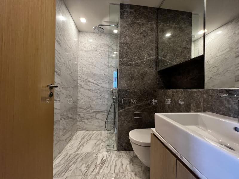The Peak @ Cairnhill II, 61 Cairnhill Circle, Orchard / River Valley, 2 Bedrooms, 904 sqft, Condominium For Rent, by Regan Lim 林鉦桀, 25624435 - Bathroom - PropertyGuru.com.sg