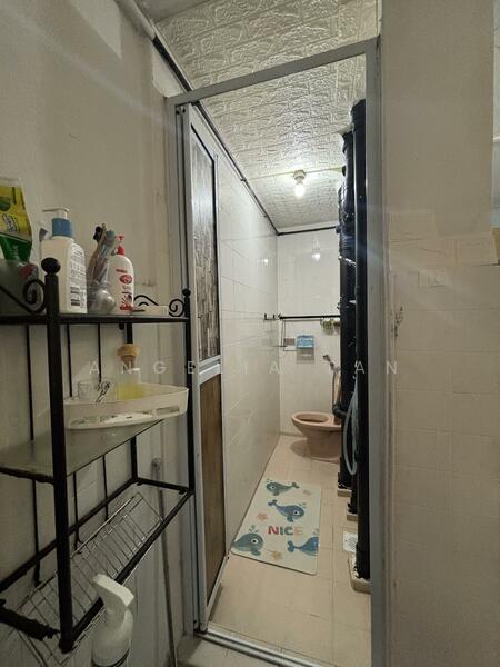 82 Commonwealth Close, 82 Commonwealth Close, 2 Bedrooms, 646 sqft, HDB Flat For Sale, by Angelia Tan, 25624632 - Bathroom - PropertyGuru.com.sg