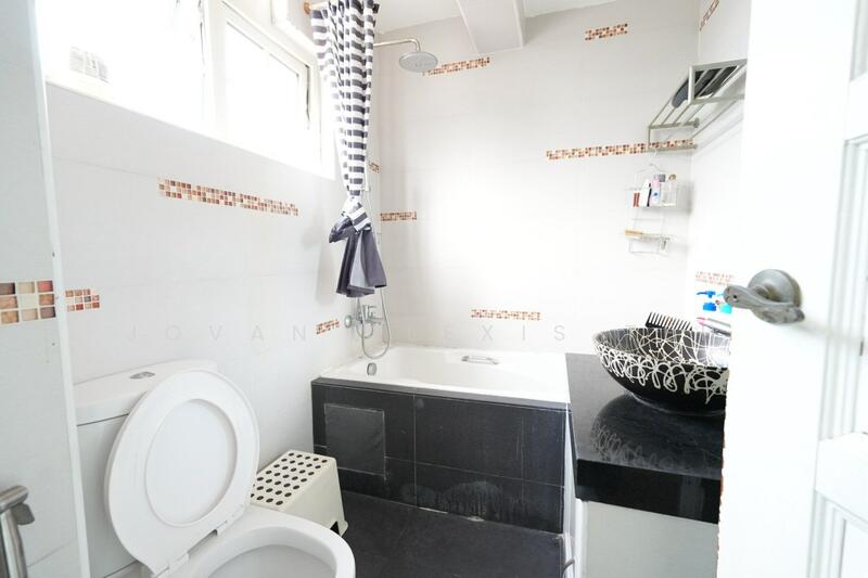Jalan Senang, Jalan Senang, Eunos / Geylang / Paya Lebar, 4 Bedrooms, 3,768 sqft, Corner Terrace For Sale, by Jovan Alexis Teh, 25625505 - Bathroom - PropertyGuru.com.sg