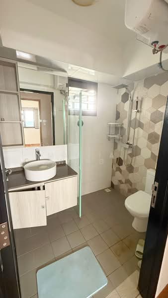 31 Ghim Moh Link, 31 Ghim Moh Link, 3 Bedrooms, 990 sqft, HDB Flat For Rent, by Monita Wong, 25626044 - Bathroom - PropertyGuru.com.sg