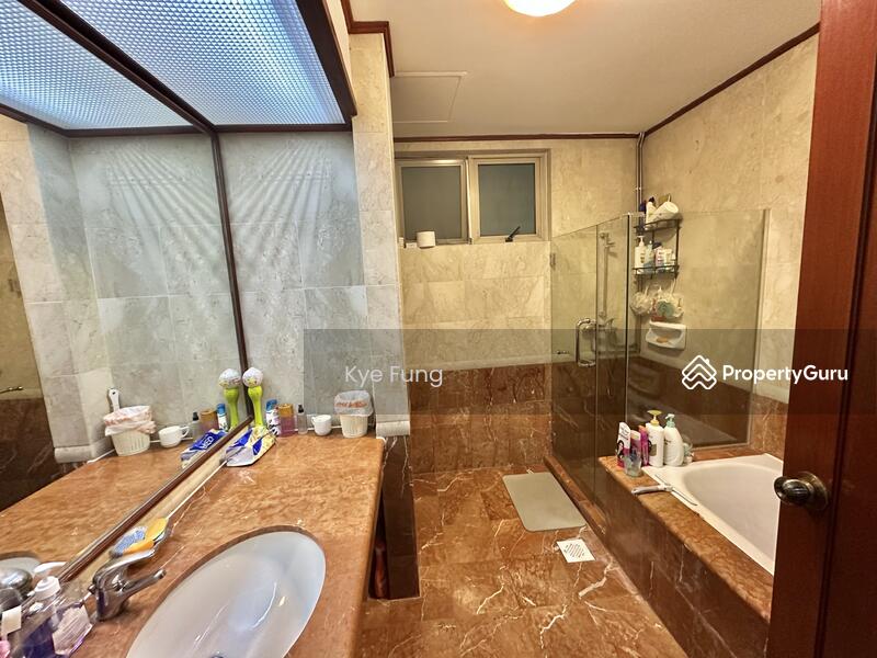 Master Bedroom En-suite bathroom