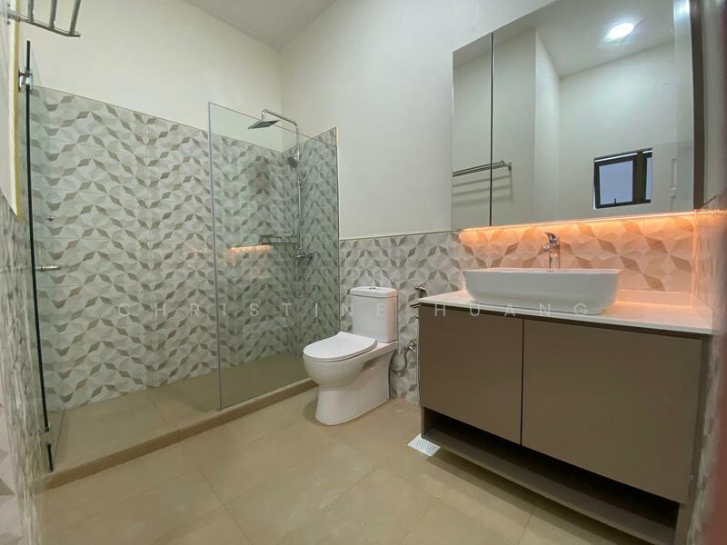 Renovated Bungalow Near Botanical Gardens, Cluny Park, 5 Bedrooms, 6,700 sqft, Bungalow House For Rent, by Christine Huang, 25627499 - Bathroom - PropertyGuru.com.sg