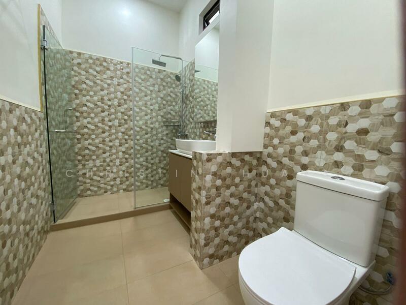 Renovated Bungalow Near Botanical Gardens, Cluny Park, 5 Bedrooms, 6,700 sqft, Bungalow House For Rent, by Christine Huang, 25627499 - Bathroom - PropertyGuru.com.sg