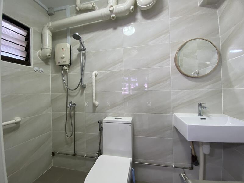 191 Bukit Batok West Avenue 6, 191 Bukit Batok West Avenue 6, 3 Bedrooms, 1,200 sqft, HDB Flat For Rent, by Ken Lim, 25628300 - Bathroom - PropertyGuru.com.sg