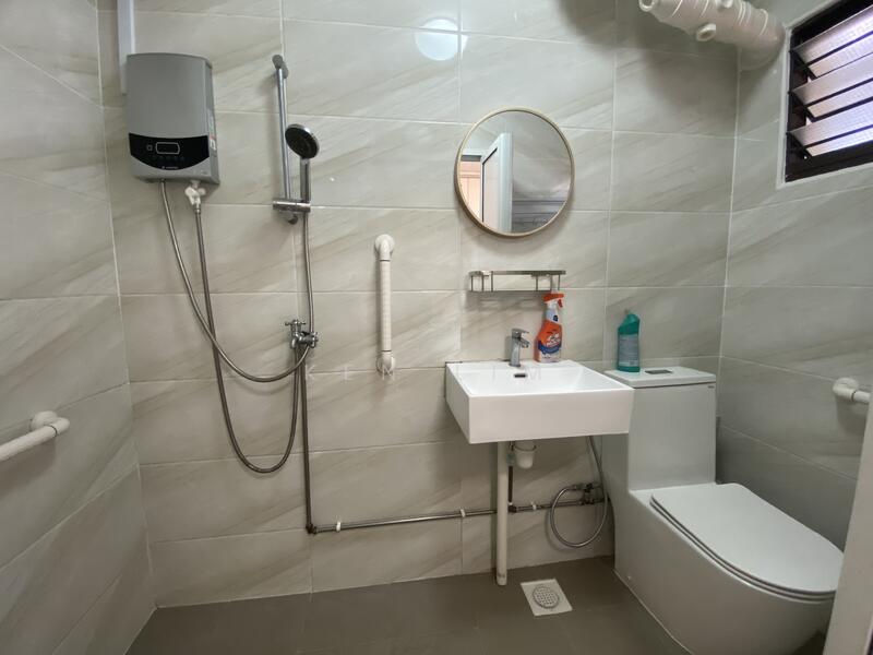 191 Bukit Batok West Avenue 6, 191 Bukit Batok West Avenue 6, 3 Bedrooms, 1,200 sqft, HDB Flat For Rent, by Ken Lim, 25628300 - Bathroom - PropertyGuru.com.sg