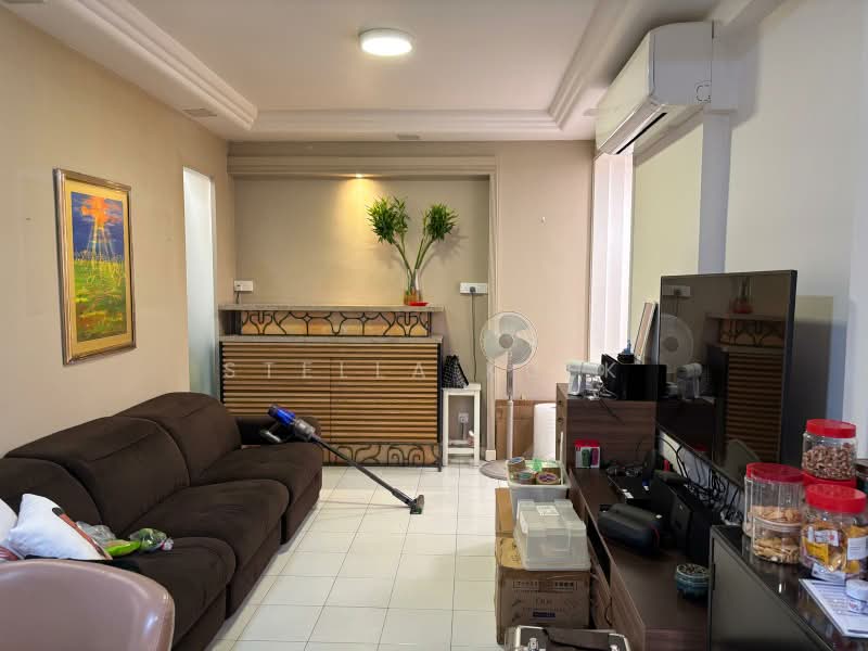 Azalea Park Condo, 2 Flora Road, 5 Bedrooms, 1,315 sqft, Condominium For Rent, by Stella Kuek, 25629094 - Living Room - PropertyGuru.com.sg