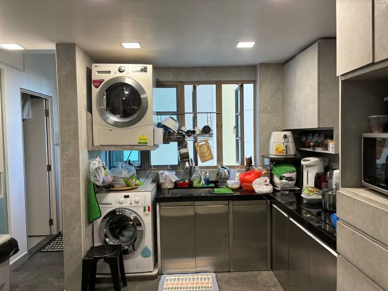 Azalea Park Condo, 2 Flora Road, 5 Bedrooms, 1,315 sqft, Condominium For Rent, by Stella Kuek, 25629094 - Low Kitchen Alum Door Easy Maintenance - PropertyGuru.com.sg