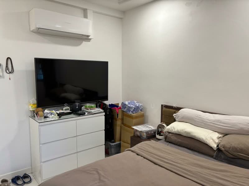 Azalea Park Condo, 2 Flora Road, 5 Bedrooms, 1,315 sqft, Condominium For Rent, by Stella Kuek, 25629094 - Bedroom 2 Come With TV, Side Cabinet - PropertyGuru.com.sg