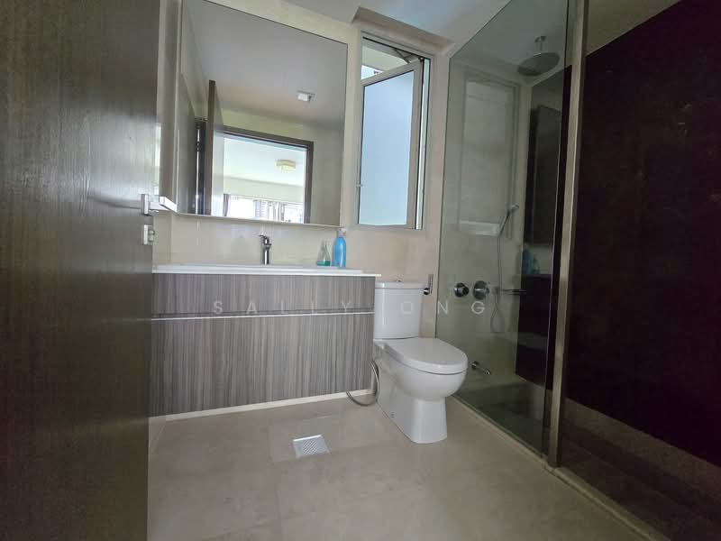 eCO Condominium For Sale at S$ 1,450,000 | PropertyGuru Singapore - Master Bathroom 